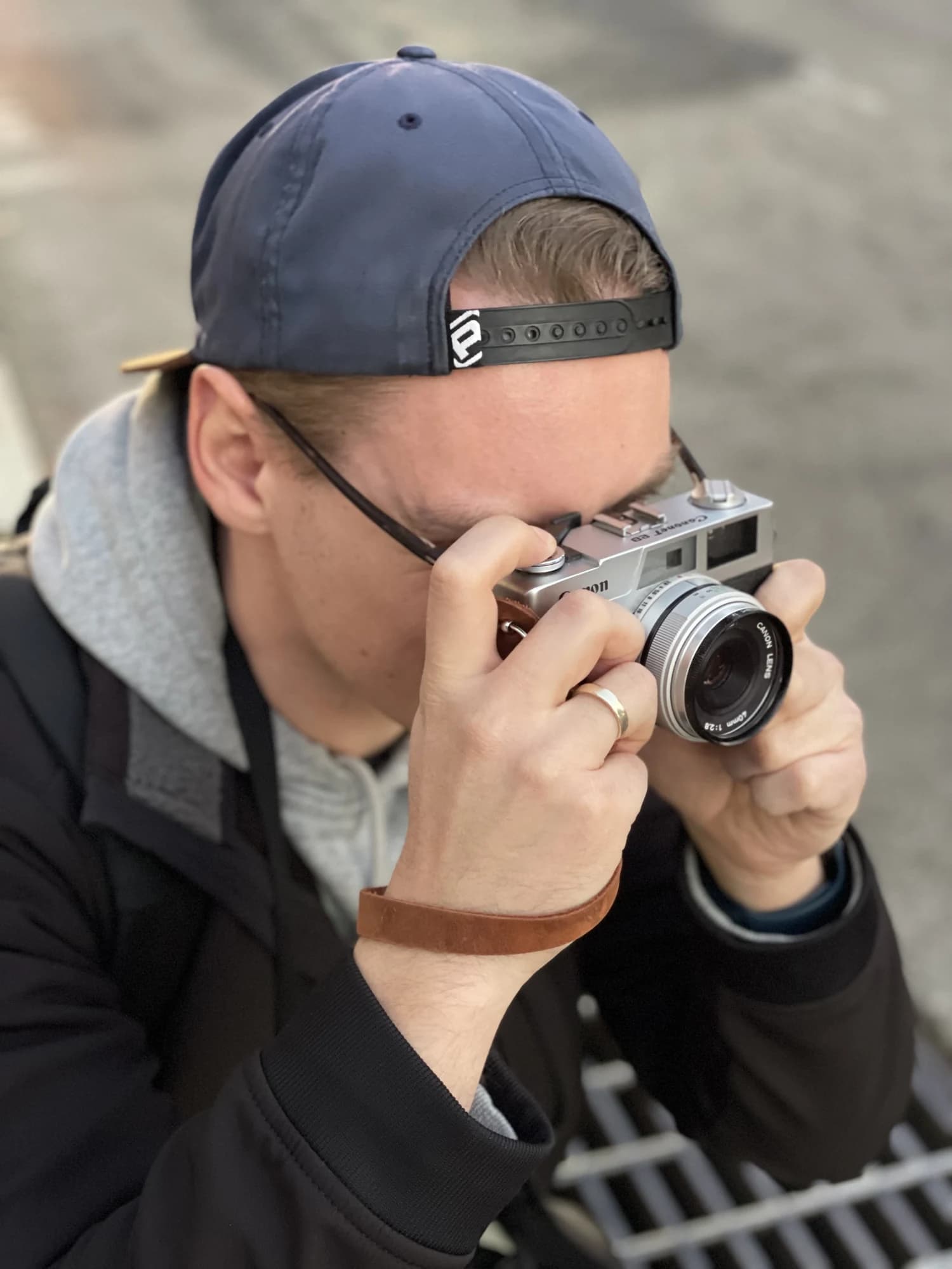 Henry Müller fotografiert mit einer analogen Kamera