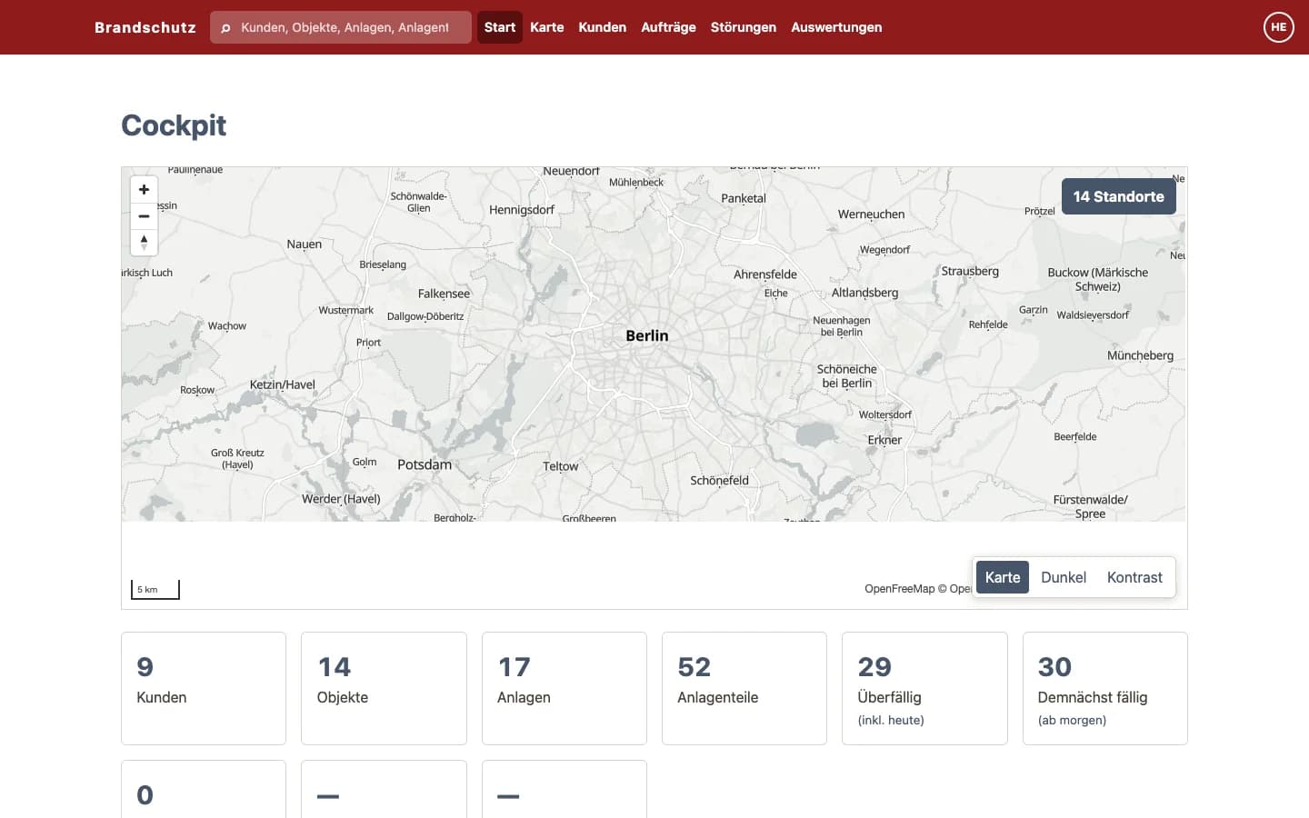 Dashboard mit Kartenübersicht und Kennzahlen zur Anlagenwartung; Firmenname im Screenshot verdeckt und Standortmarkierungen ausgeblendet